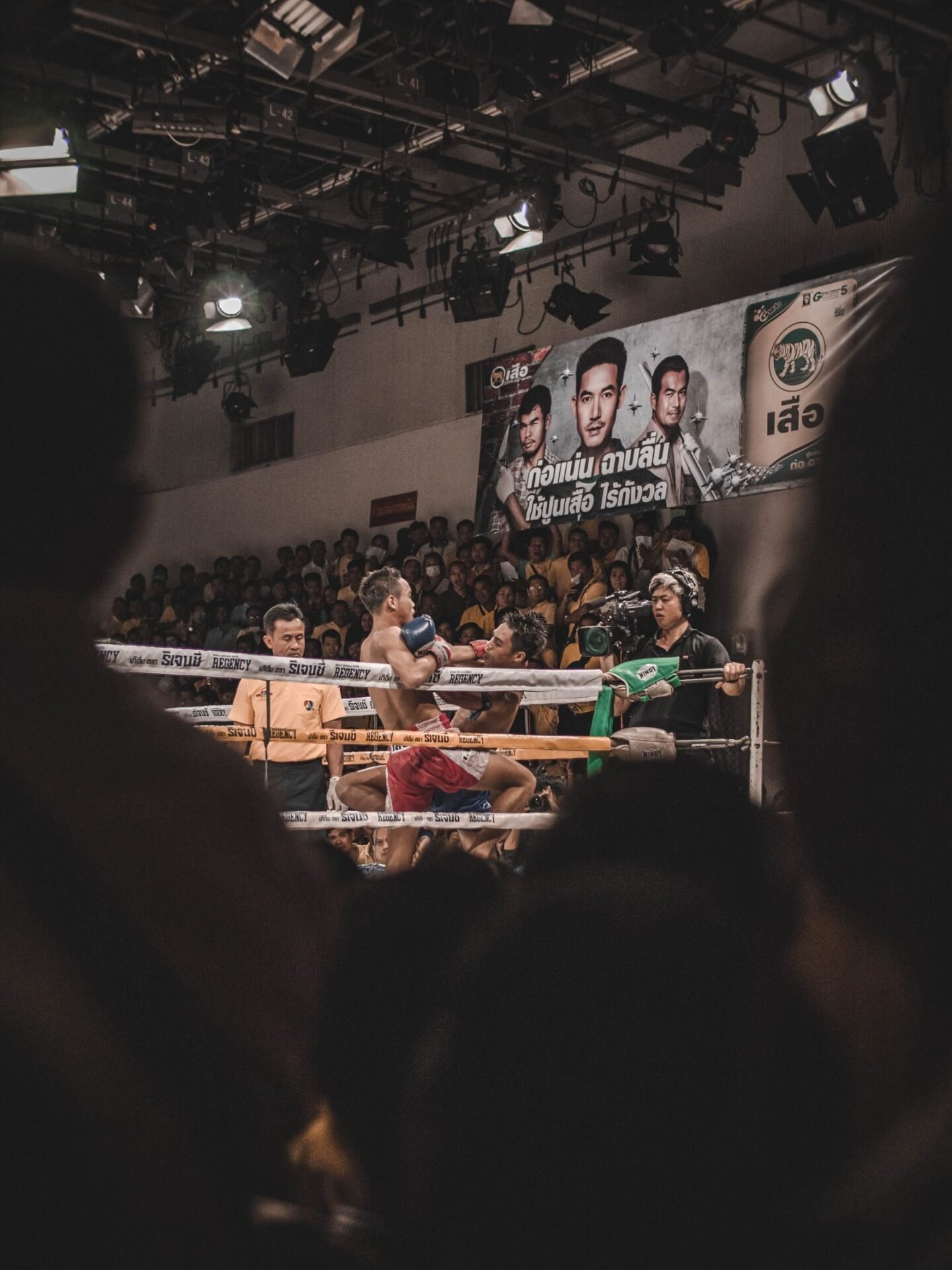 Ring de boxe thaï vu des gradins pendant une compétition